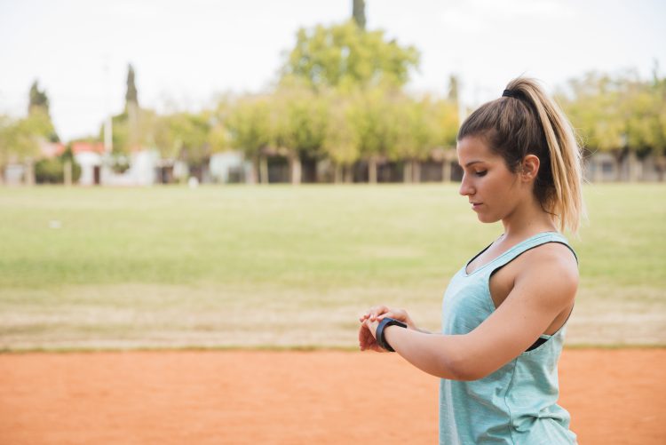 mulherdesportivaolhandofitnesstracker Axis Wellness